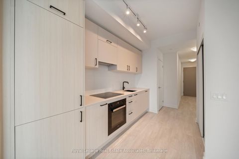 Photo 7 at 1004 - 1 Quarrington Lane, Don Mills, Toronto