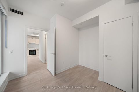 Photo 13 at 1004 - 1 Quarrington Lane, Don Mills, Toronto