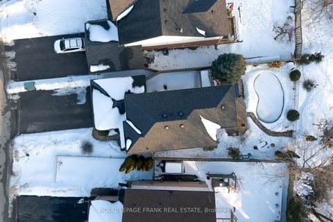 Photo 2 at 9 Royal Pines Court, Bowmanville, Clarington