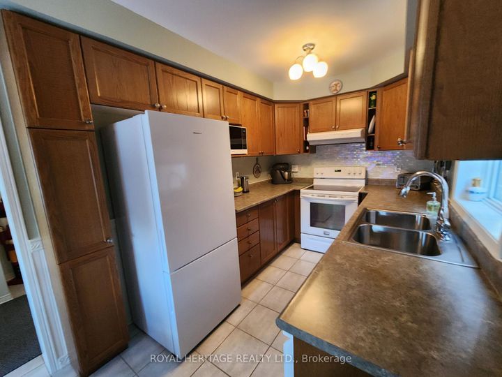 Photo 5 at 127 Knapton Drive, Woodland Hill, Newmarket