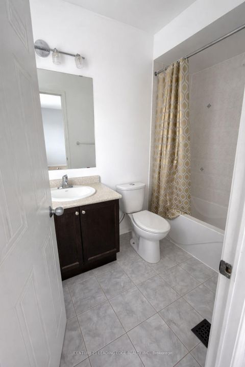 Photo 12 at 1523 Glenbourne Drive, Pinecrest, Oshawa