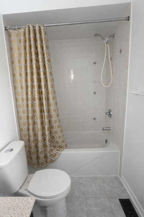 Photo 13 at 1523 Glenbourne Drive, Pinecrest, Oshawa