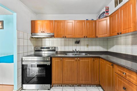 Photo 12 at 605 - 380 Dixon Road, The Westway, Toronto