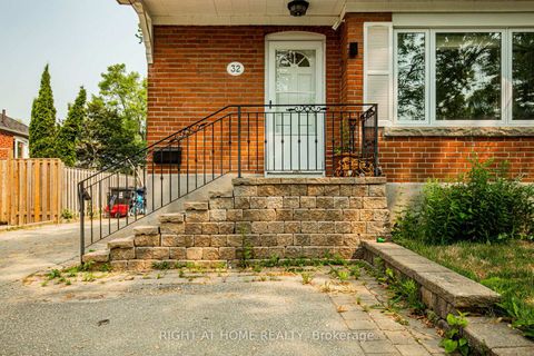 Photo 3 at 32 Florens Avenue, Birchmount, Toronto