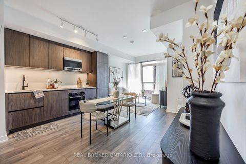 Photo 2 at 2101S - 127 Broadway Avenue, Mount Pleasant West, Toronto