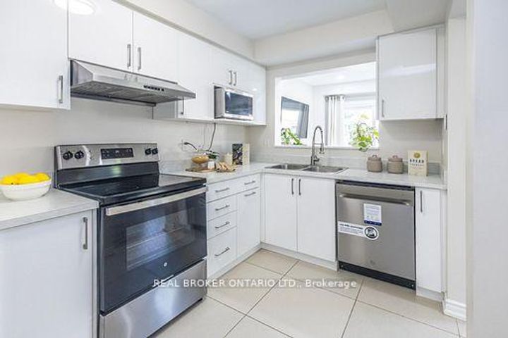 Photo 14 at 36 - 5255 Guildwood Way, Hurontario, Mississauga