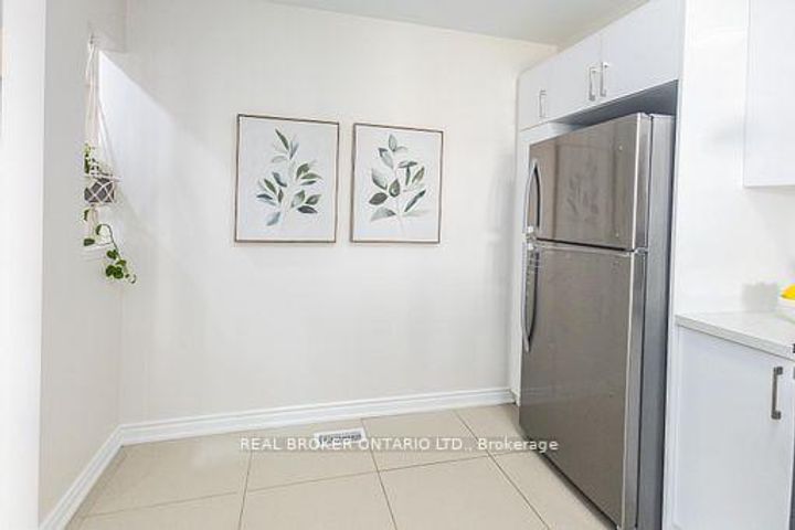 Photo 15 at 36 - 5255 Guildwood Way, Hurontario, Mississauga