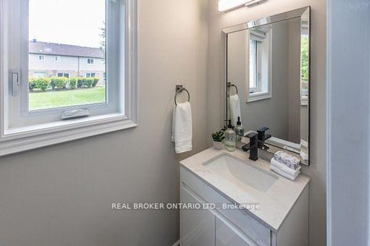 Photo 16 at 36 - 5255 Guildwood Way, Hurontario, Mississauga