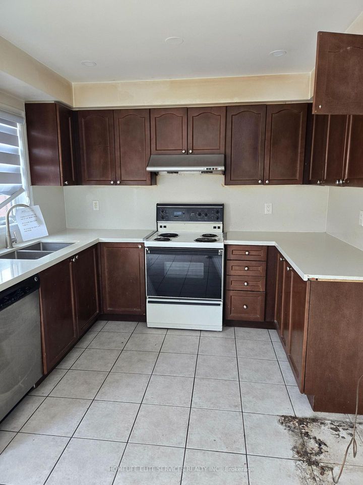 Photo 4 at 110 Crystalview Crescent, Bram East, Brampton