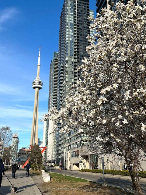Photo 2 at 2009 - 15 Iceboat Terrace, Waterfront Communities C1, Toronto