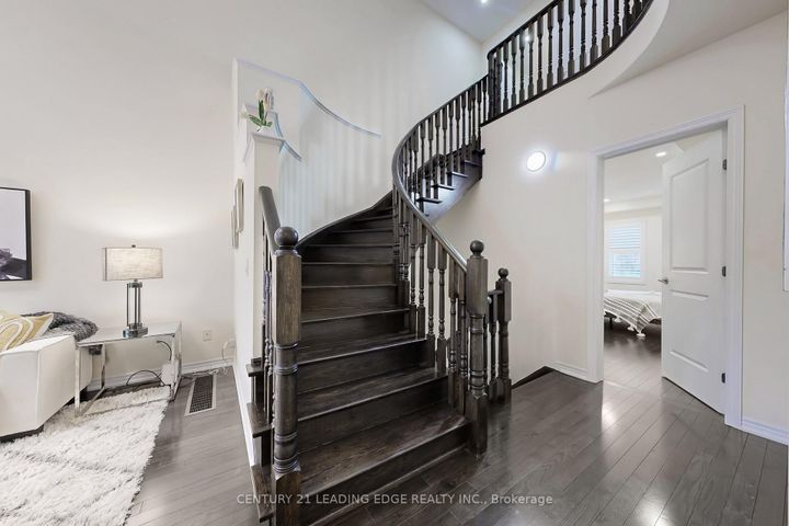 Photo 13 at 6 Poetry Drive, Vellore Village, Vaughan