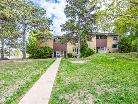 Photo 1 at 4 Burdock Lane, Don Mills, Toronto