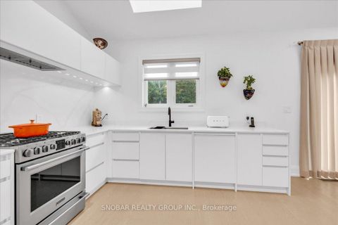 Photo 3 at 46 Poplar Avenue, City Centre West, Toronto