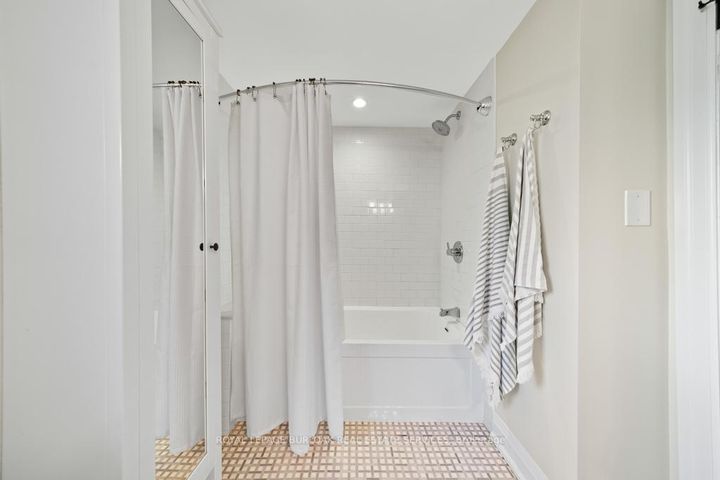 Photo 25 at 321 Guelph Line, Roseland, Burlington