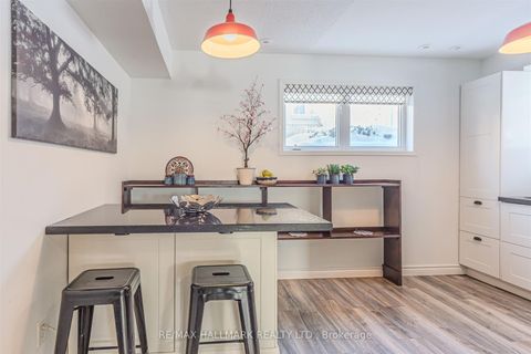 Photo 13 at 101 - 10 Turntable Crescent, Junction, Toronto