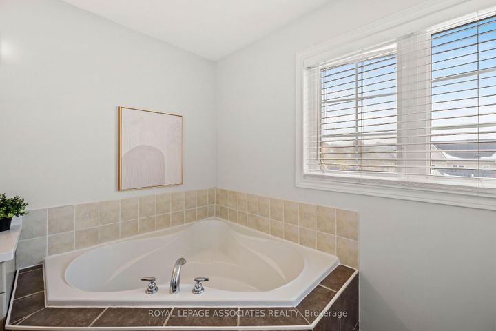 Photo 18 at 33 Evaridge Drive, Cornell, Markham