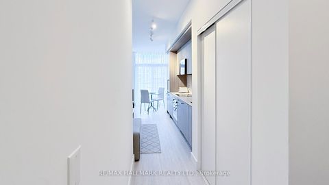 Photo 5 at 708 - 6 Greenbriar Road, Bayview Village, Toronto