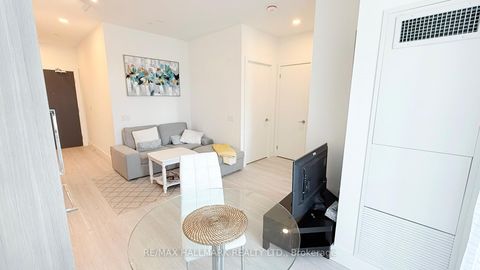 Photo 7 at 708 - 6 Greenbriar Road, Bayview Village, Toronto