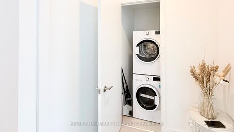 Photo 9 at 708 - 6 Greenbriar Road, Bayview Village, Toronto