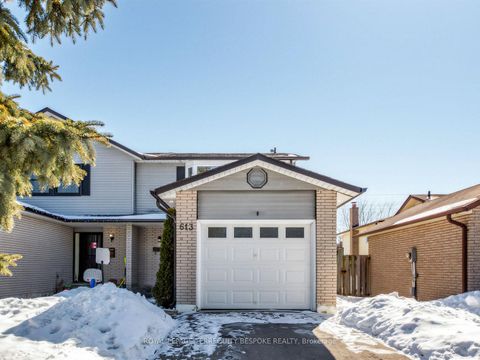Photo 2 at 613 Foxrun Court, Pinecrest, Oshawa