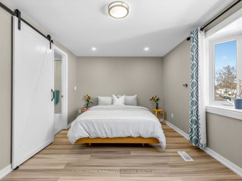 Photo 5 at 613 Foxrun Court, Pinecrest, Oshawa