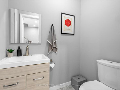 Photo 10 at 613 Foxrun Court, Pinecrest, Oshawa