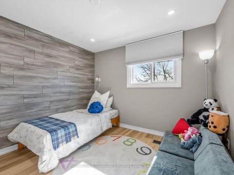 Photo 11 at 613 Foxrun Court, Pinecrest, Oshawa