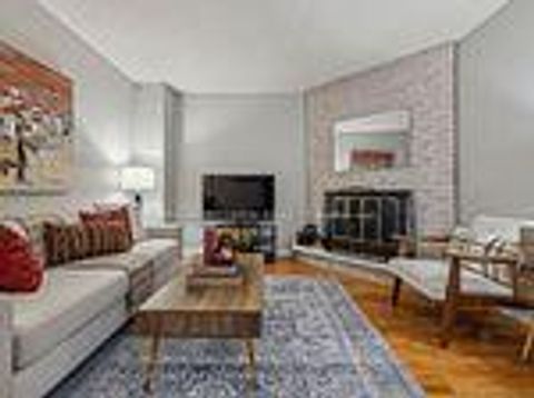 Photo 7 at 214 B0RROWS ST Street W, Lakeview Estates, Vaughan