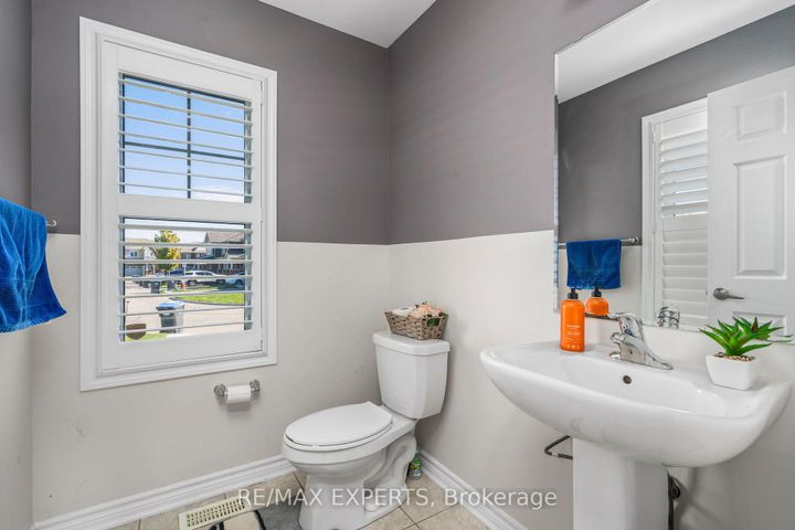 Photo 8 at 56 Donlamont Circle, Northwest Brampton, Brampton