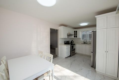 Photo 7 at 781 Sunnypoint Drive, Leslie Valley, Newmarket