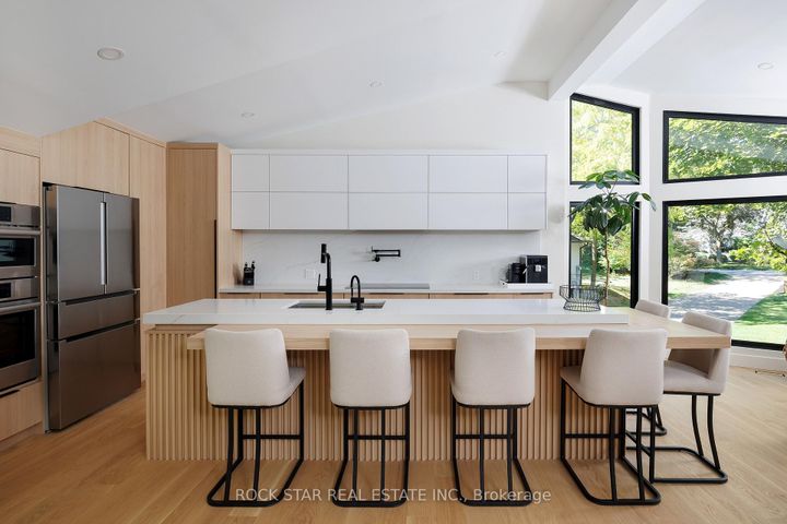 Photo 1 at 1113 GREENOAKS Drive, Lorne Park, Mississauga