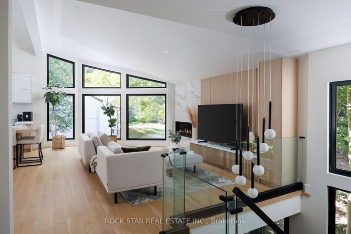 Photo 2 at 1113 GREENOAKS Drive, Lorne Park, Mississauga