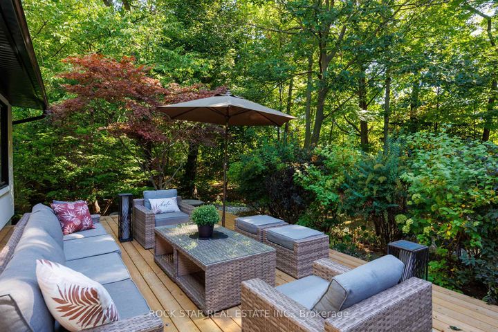 Photo 3 at 1113 GREENOAKS Drive, Lorne Park, Mississauga