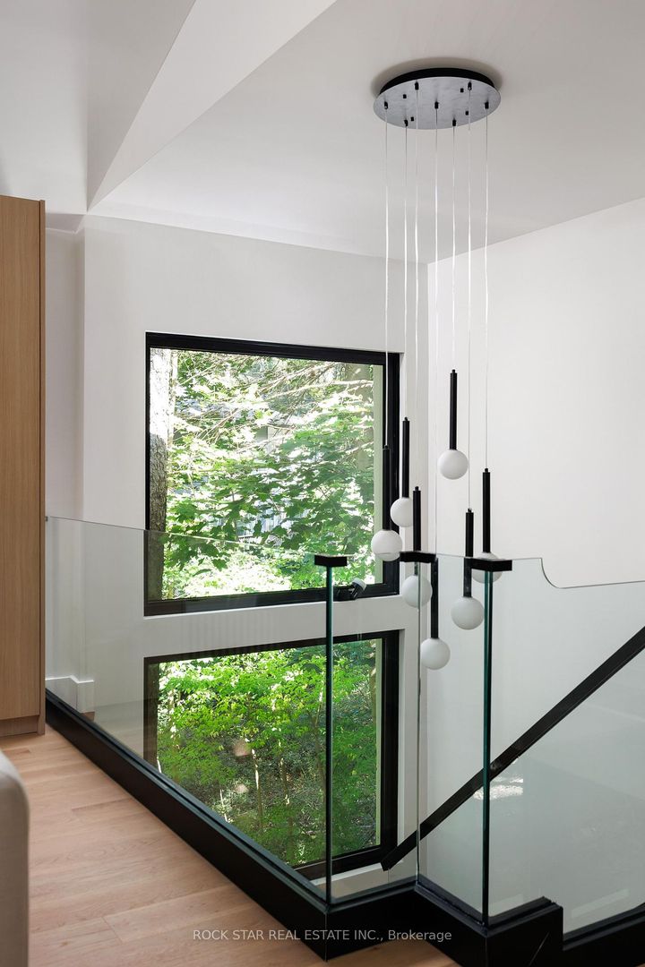 Photo 12 at 1113 GREENOAKS Drive, Lorne Park, Mississauga