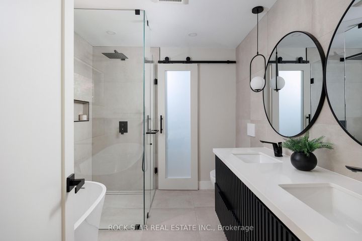 Photo 26 at 1113 GREENOAKS Drive, Lorne Park, Mississauga