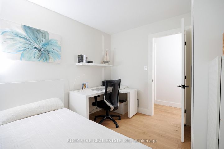 Photo 33 at 1113 GREENOAKS Drive, Lorne Park, Mississauga