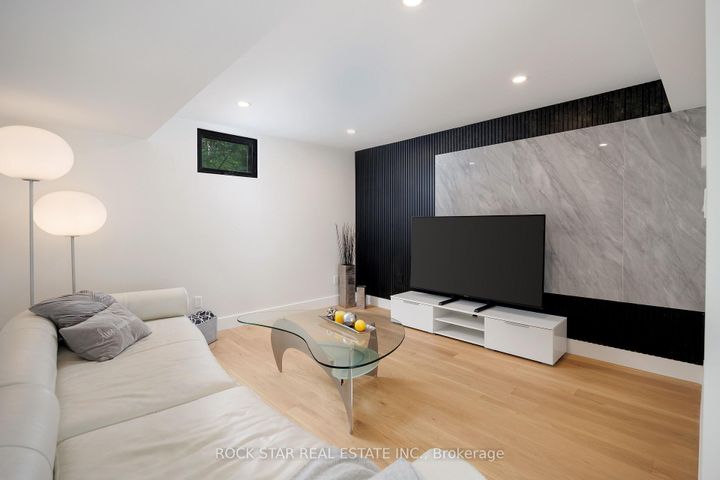 Photo 35 at 1113 GREENOAKS Drive, Lorne Park, Mississauga