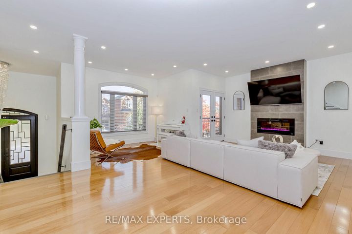 Photo 5 at 193 Fairlane Crescent, Vellore Village, Vaughan