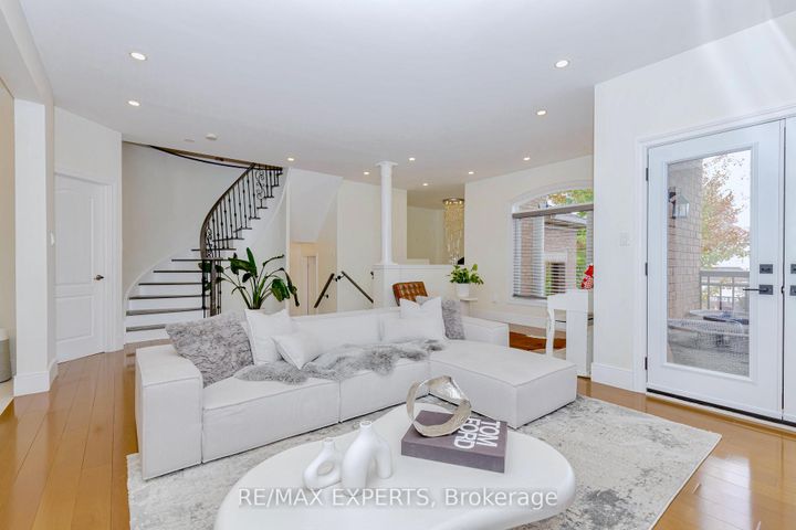 Photo 7 at 193 Fairlane Crescent, Vellore Village, Vaughan