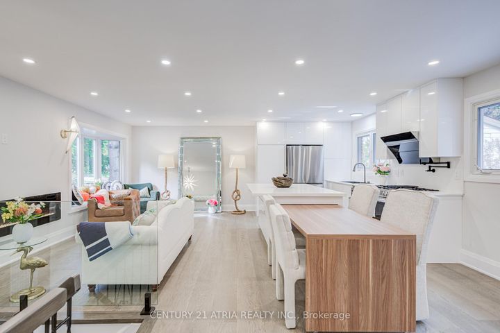 Photo 5 at 33 Sir Brandiles Place, Markham Village, Markham