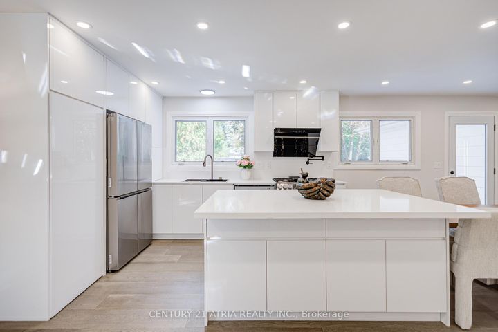 Photo 7 at 33 Sir Brandiles Place, Markham Village, Markham