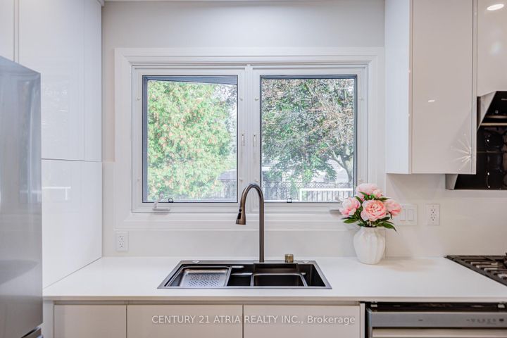 Photo 8 at 33 Sir Brandiles Place, Markham Village, Markham