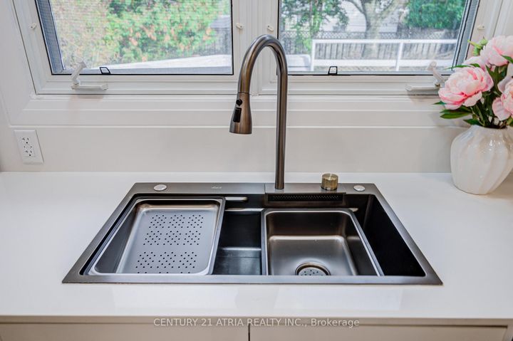 Photo 9 at 33 Sir Brandiles Place, Markham Village, Markham