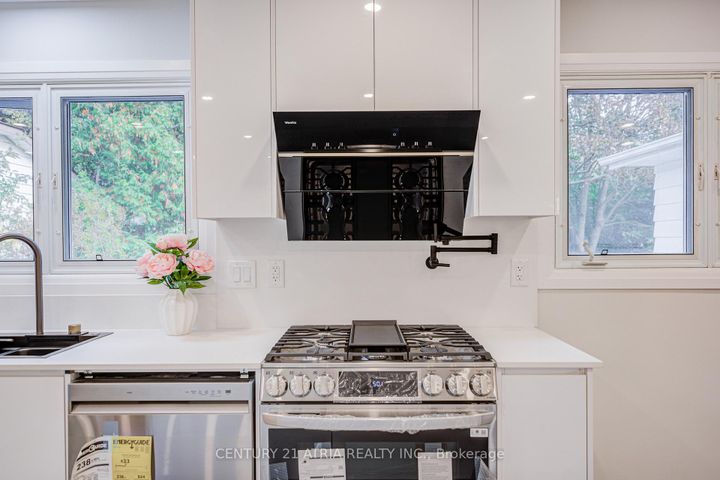 Photo 10 at 33 Sir Brandiles Place, Markham Village, Markham