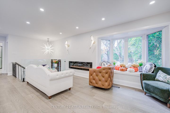 Photo 11 at 33 Sir Brandiles Place, Markham Village, Markham