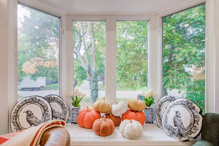 Photo 12 at 33 Sir Brandiles Place, Markham Village, Markham