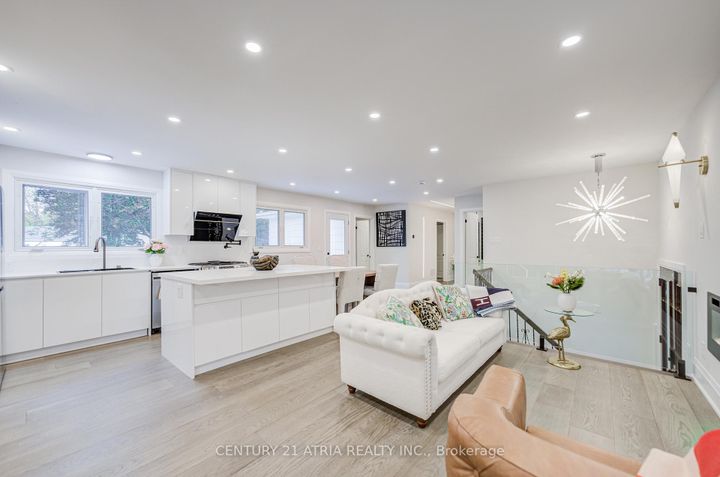 Photo 13 at 33 Sir Brandiles Place, Markham Village, Markham