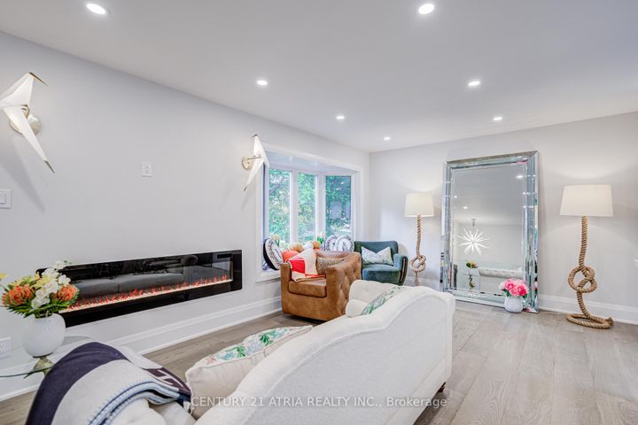 Photo 14 at 33 Sir Brandiles Place, Markham Village, Markham