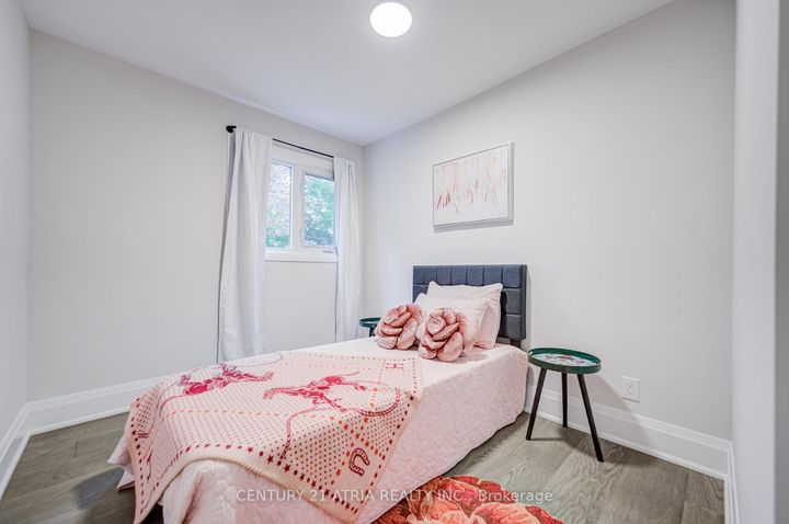 Photo 17 at 33 Sir Brandiles Place, Markham Village, Markham