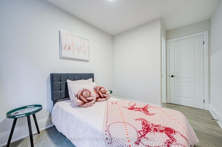 Photo 18 at 33 Sir Brandiles Place, Markham Village, Markham